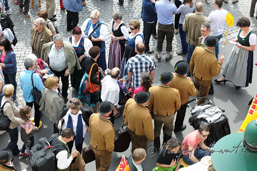 Musiker auf dem Weg zur Bühne beim Färbermarkt