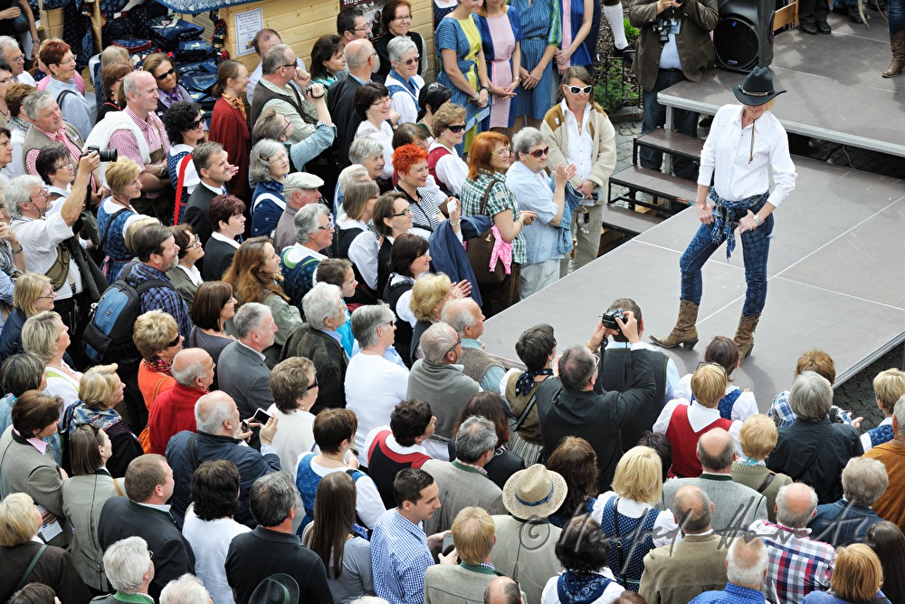 Modenschau for Indigo-Jeans und Besucher des Färbermarktes