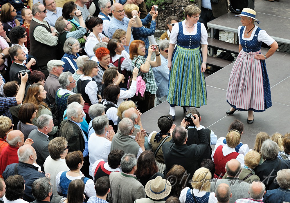 Modenschau for Indigo-Jeans und Besucher des Färbermarktes