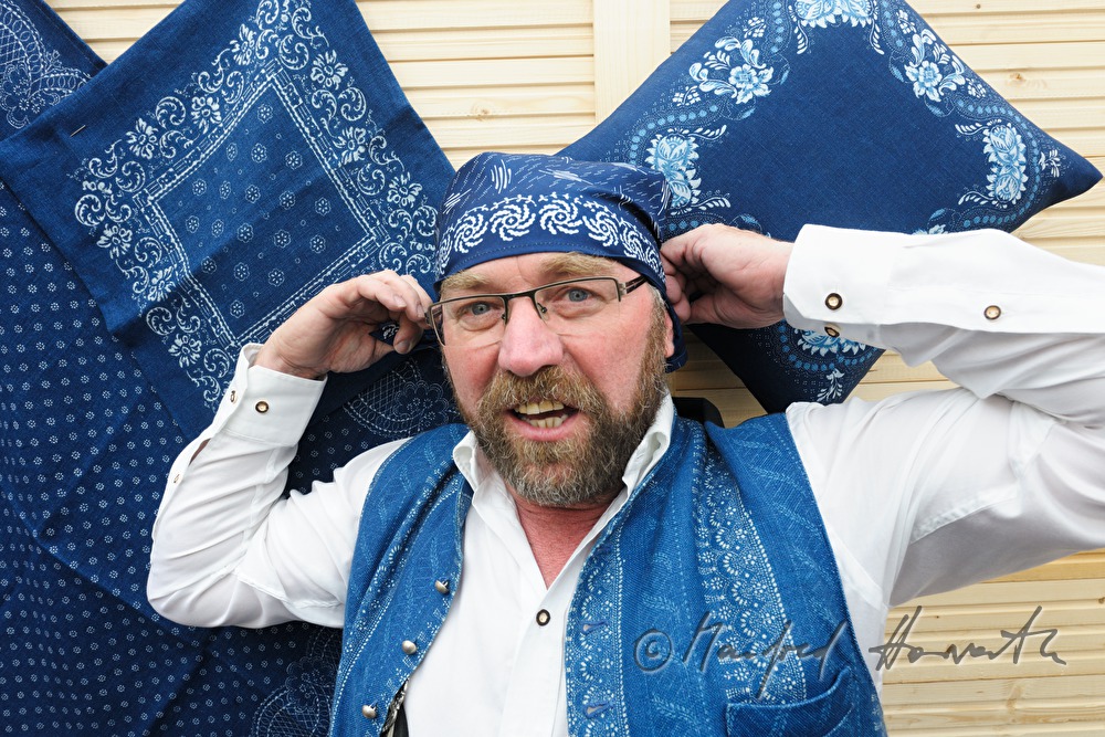 Verkäufer von Blaudruck-Waren bindet sich das Stirnband