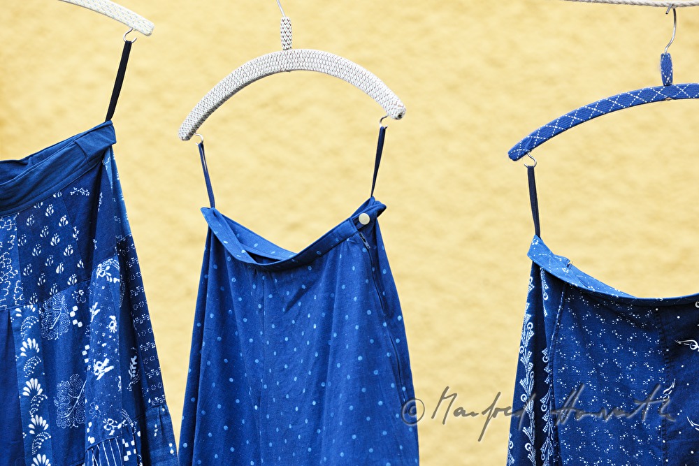 Verkauf von Blaudruck-Röcken am Färbermarkt