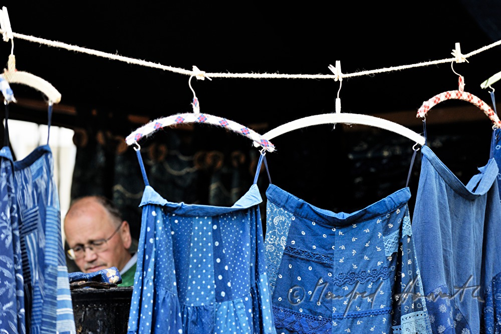Verkauf von Blaudruck-Röcken am Färbermarkt