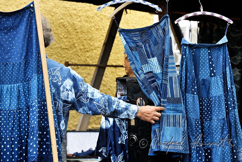 Verkauf von Blaudruck-Röcken am Färbermarkt