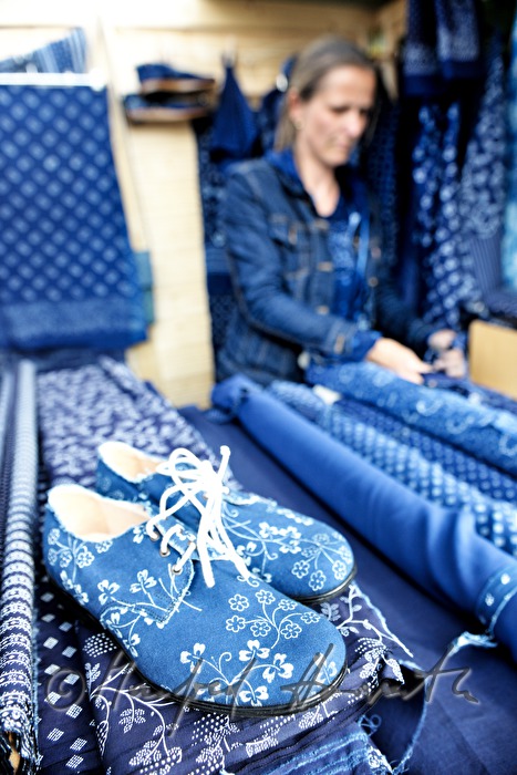 Verkauf von Blaudruck-Waren am Färbermarkt