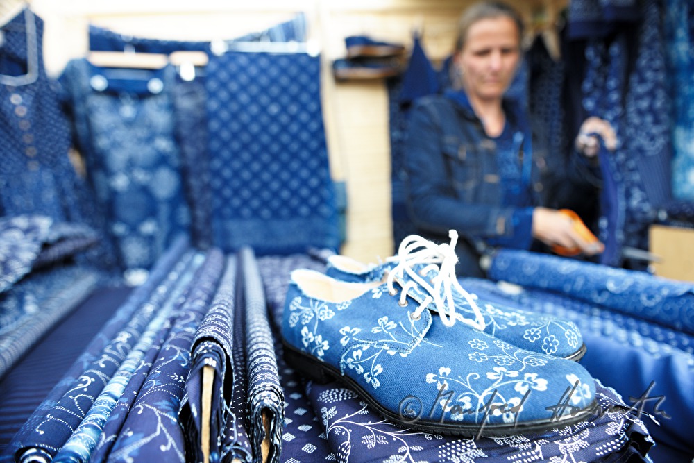 Verkauf von Blaudruck-Waren am Färbermarkt