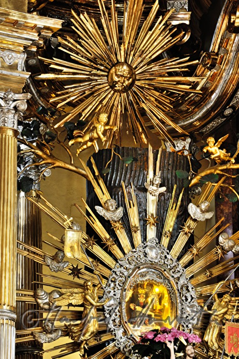 Gnadenaltar mit dem Gnadenbild der geschnitzten Pietá