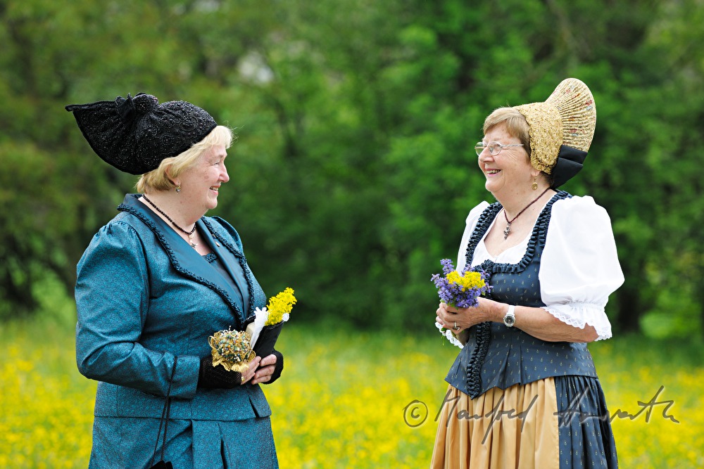 Zusammentreffen von Frauen in Wachauer und Mostviertler Tracht