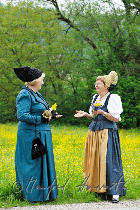 Zusammentreffen von Frauen in Wachauer und Mostviertler Tracht