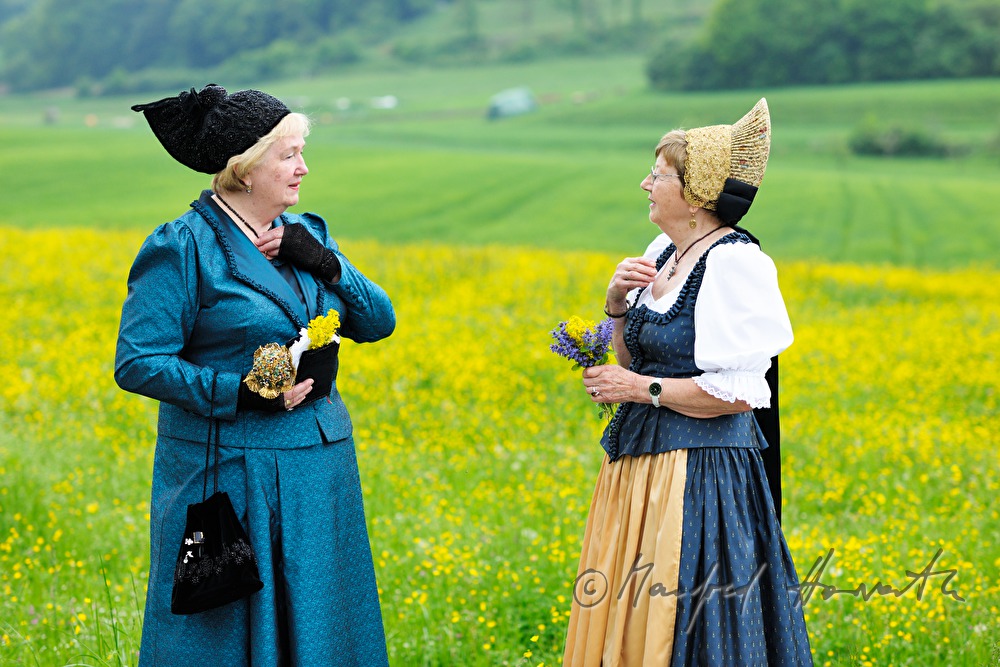 Zusammentreffen von Frauen in Wachauer und Mostviertler Tracht