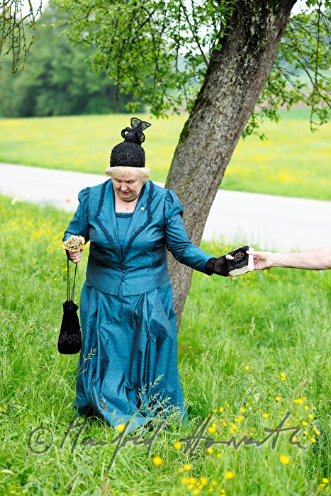 Frau in Mostviertler Tracht geht über die Wiese