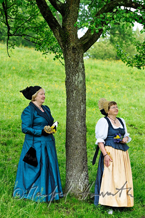Zusammentreffen von Frauen in Wachauer und Mostviertler Tracht