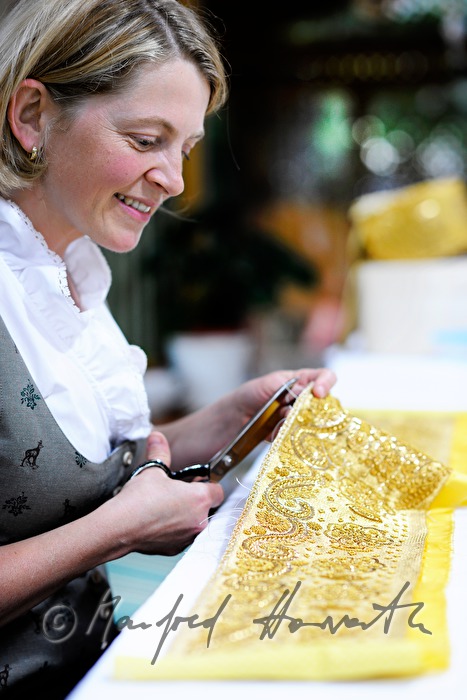Frau schneidert ihre eigene Goldhaube