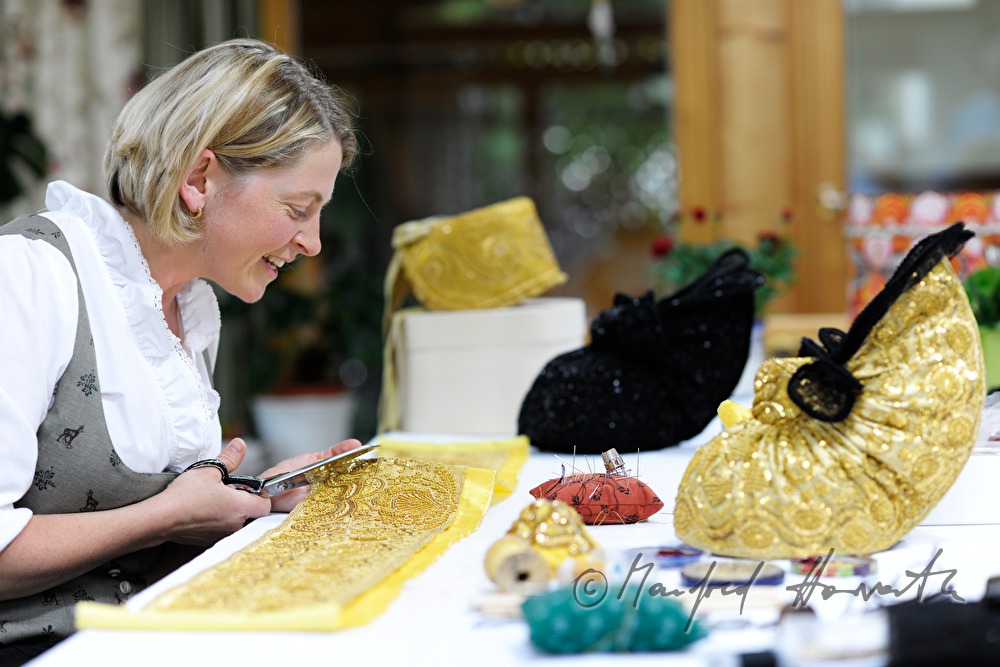 Frau schneidert ihre eigene Goldhaube