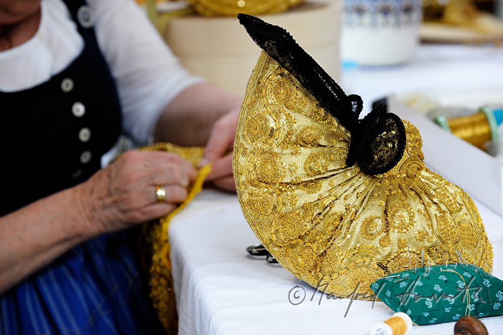 Frau schneidert ihre eigene Goldhaube