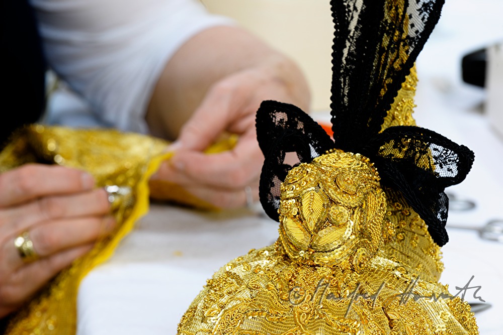 Frau schneidert ihre eigene Goldhaube