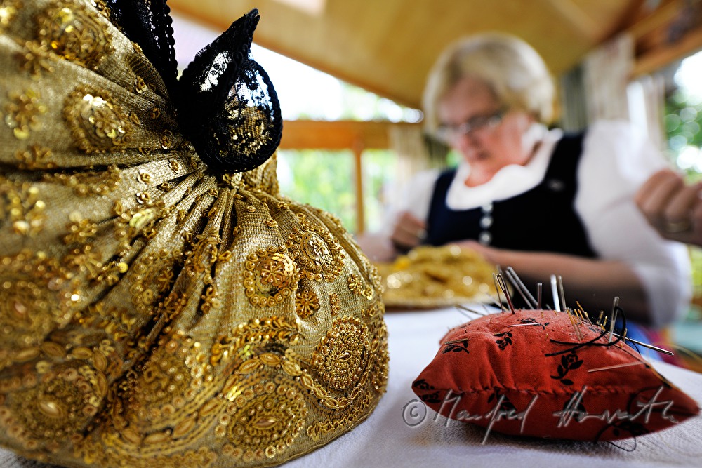 Frau schneidert ihre eigene Goldhaube