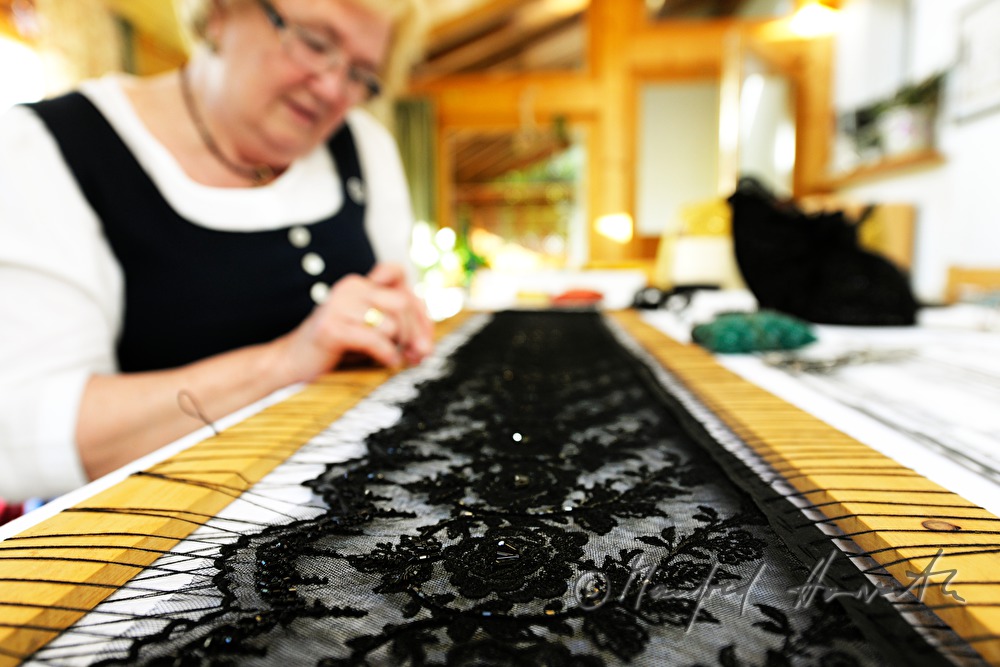 schwarzes Spitzengewebe für das Schneidern einer Linzer Haube