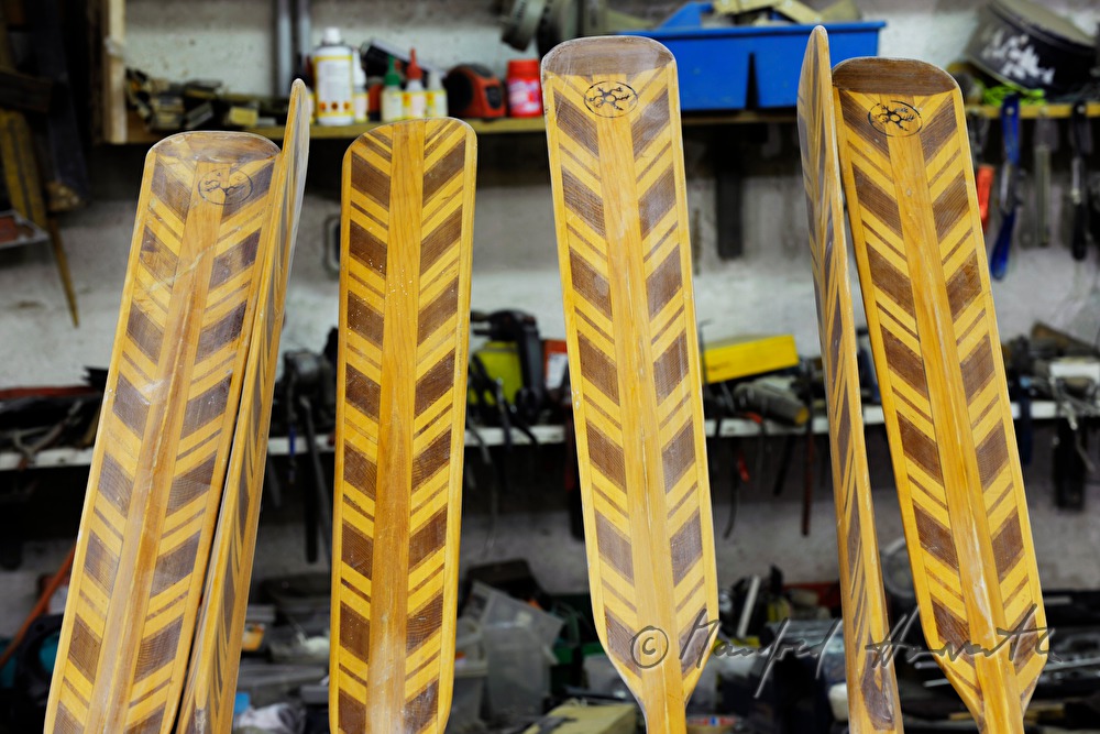Ruderblätter mit Holzintarsienarbeit in der Werkstätte