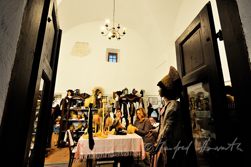 Elfriede und Karin Kristament machen Goldhauben im Goldhaubenmuseum