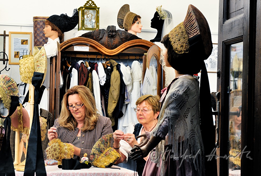 Elfriede und Karin Kristament machen Goldhauben im Goldhaubenmuseum