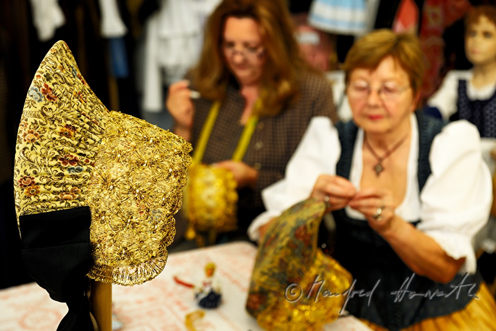 Elfriede und Karin Kristament machen Goldhauben im Goldhaubenmuseum