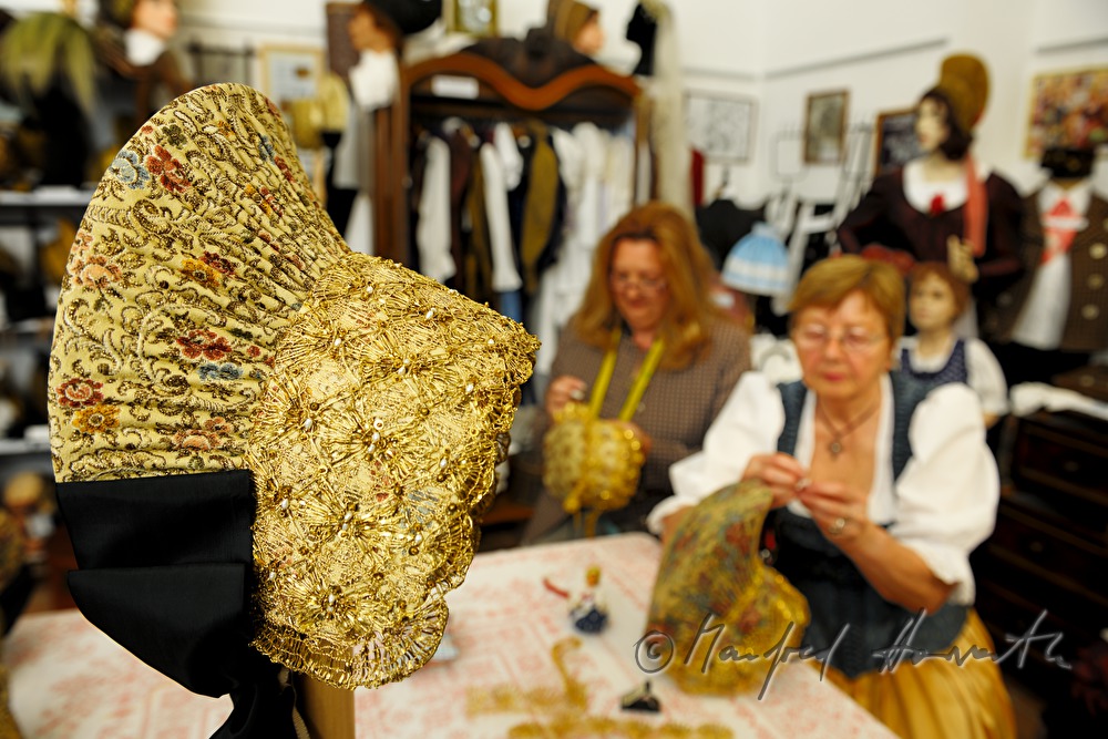 Elfriede und Karin Kristament machen Goldhauben im Goldhaubenmuseum