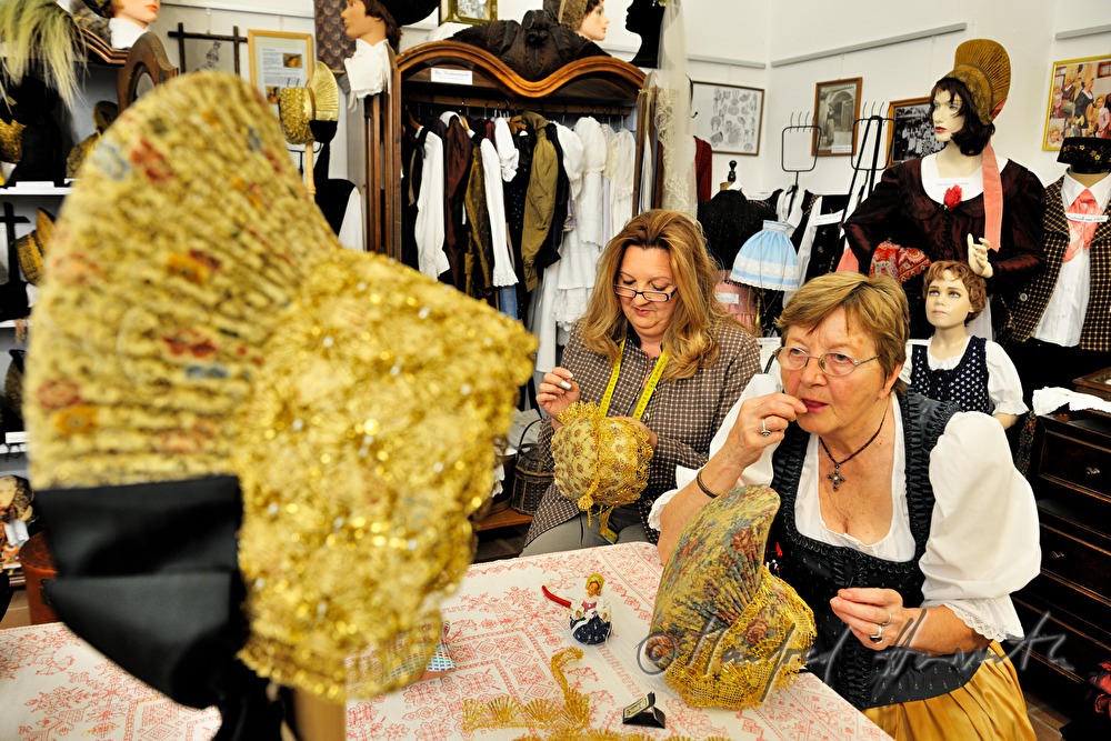 Elfriede und Karin Kristament machen Goldhauben im Goldhaubenmuseum