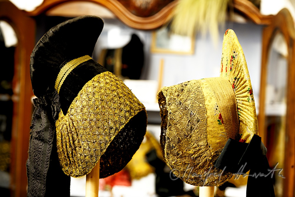 alte Kremser Goldhauben im Goldhaubenmuseum
