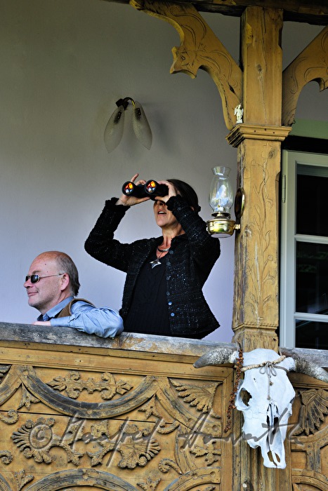 Otto Lechner und Anne Bennent auf dem Balkon ihrer Villa