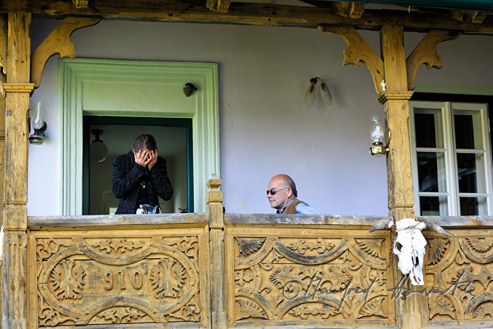 Otto Lechner und Anne Bennent auf dem Balkon ihrer Villa