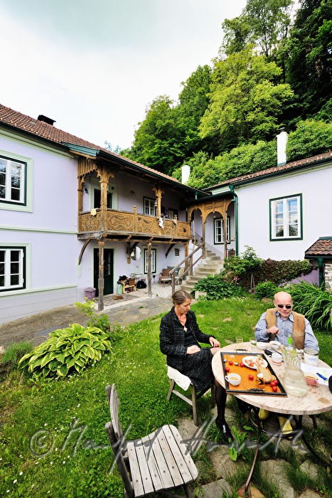Otto Lechner und Anne Bennent in ihrem Garten