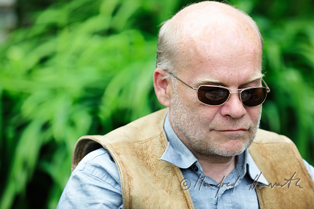der blinde Akkordeonist Otto Lechner in seinem Garten