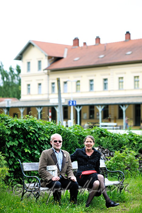 Otto Lechner und Anne Bennent vor dem Bahnhof
