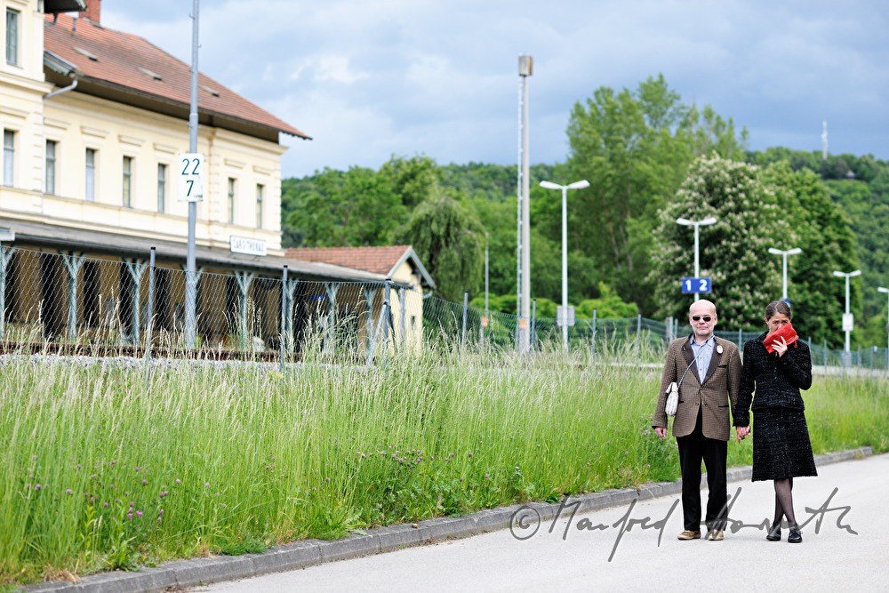 Otto Lechner und Anne Bennent vor dem Bahnhof