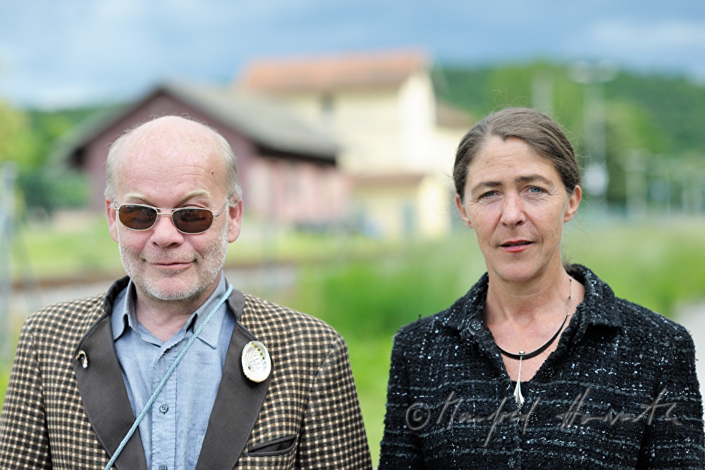 Otto Lechner und Anne Bennent vor dem Bahnhof