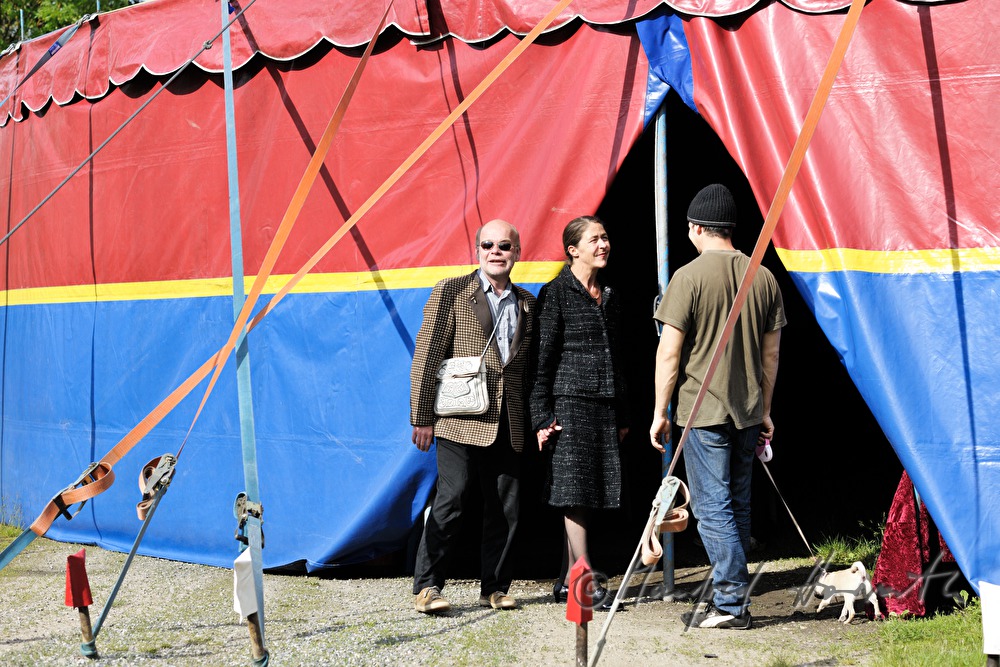 Otto Lechner und Anne Bennent beim Zirkuseingang