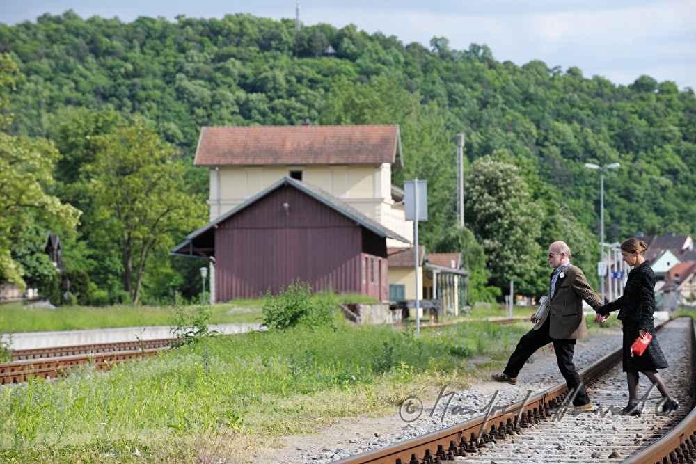 Otto Lechner und Anne Bennent vor dem Bahnhof
