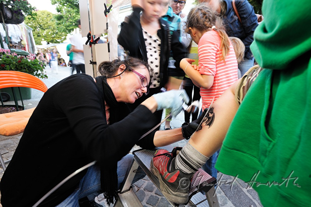 Aufbringen eines aufgemalten Tattoos am Tattoo-Stand