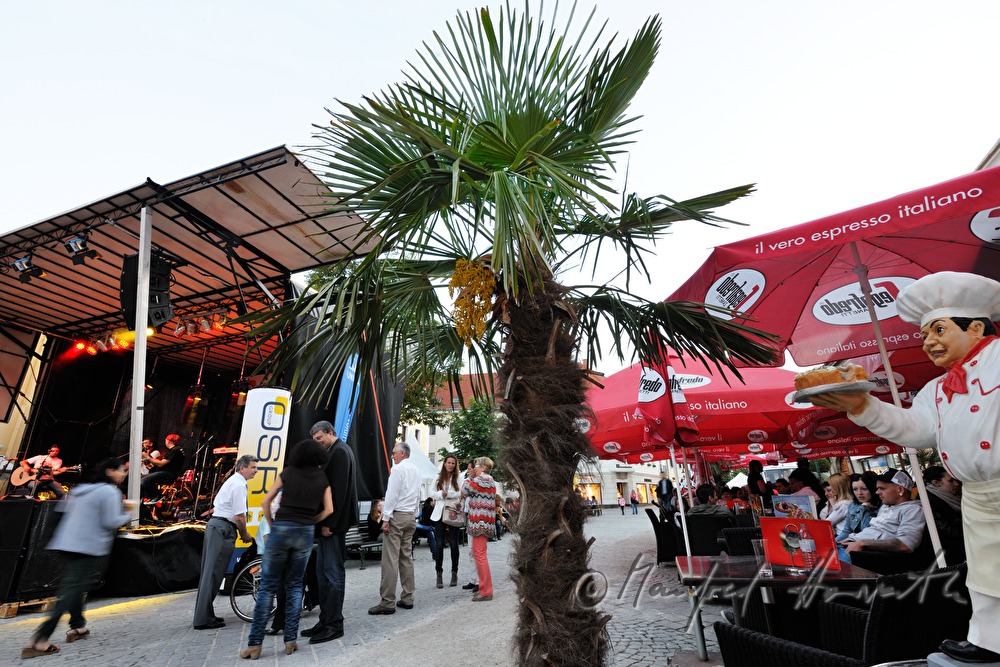 Hauptbühne mit Musikern und Strassencafe