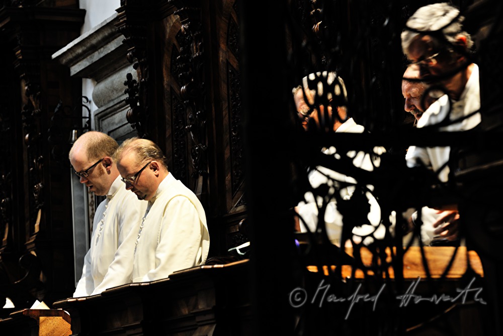 Mittagsgebet der Prämonstratenser Chorherren in der Stiftskirche