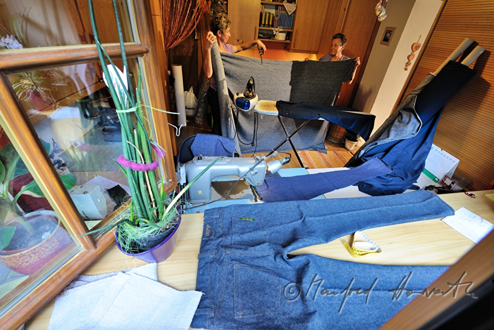 Schneiderin beim Nähen von Mühlviertler Jeans