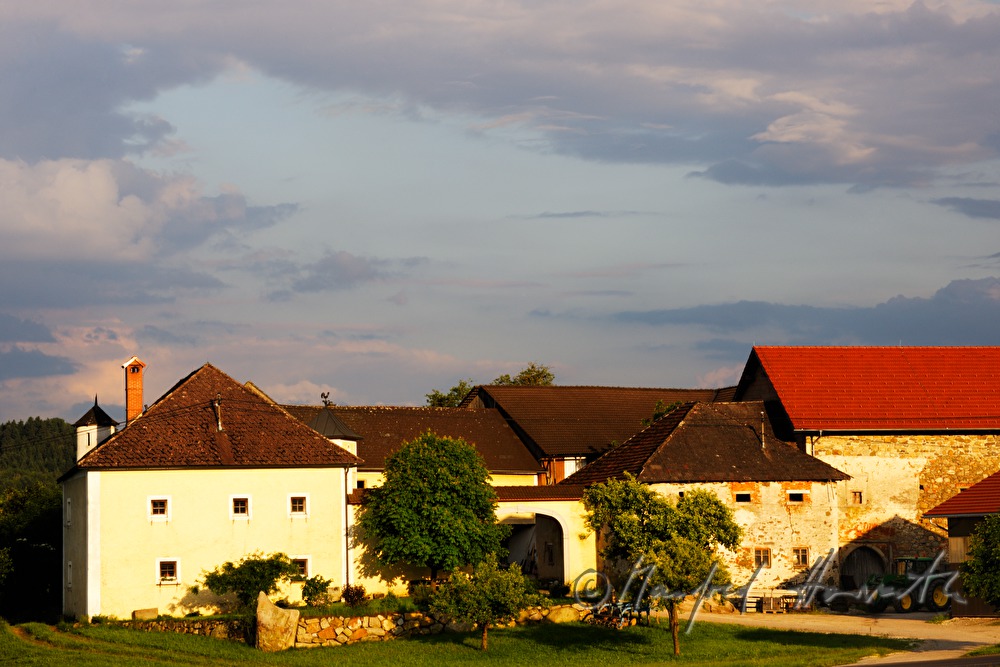 Bauernhof und Reste des wehrhaften Ansitzes