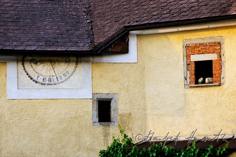 Sonnenuhr im Innenhof des Bauernhofes
