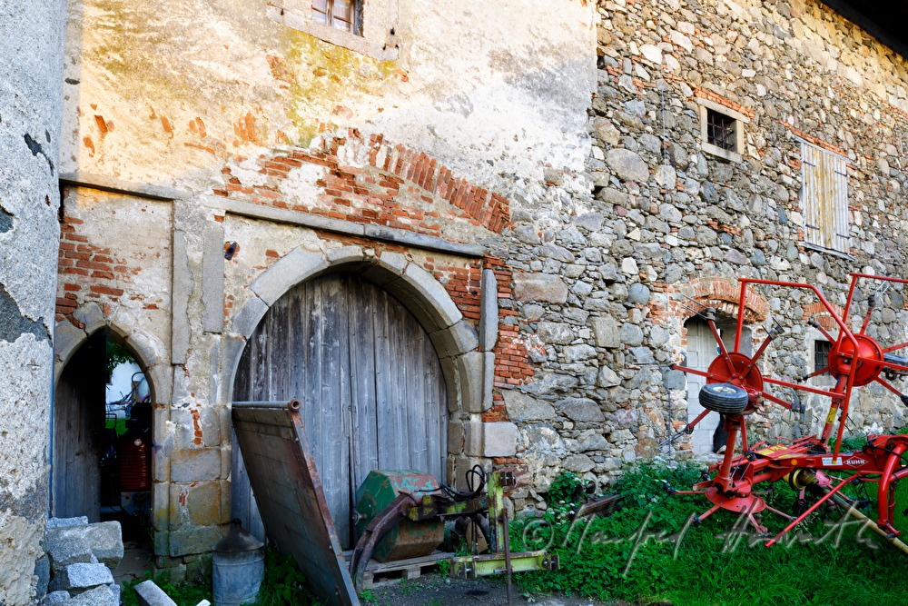 Gotik und Traktor auf dem Bauernhof mit alter Bausubstanz