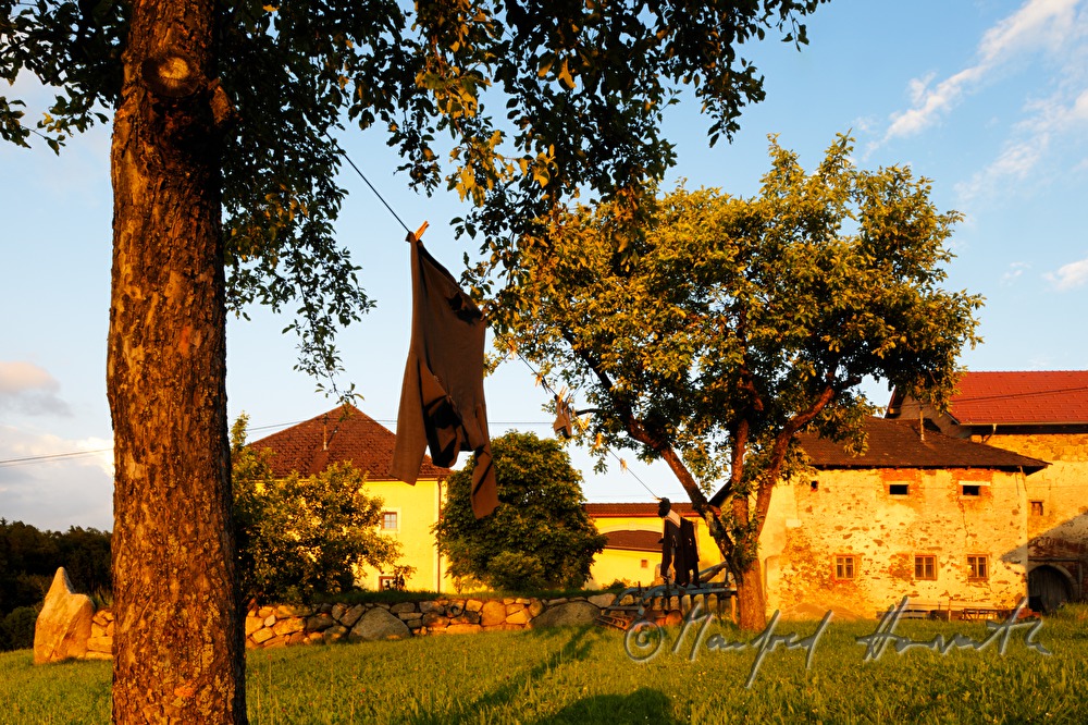 Bauernhof und Reste des wehrhaften Ansitzes