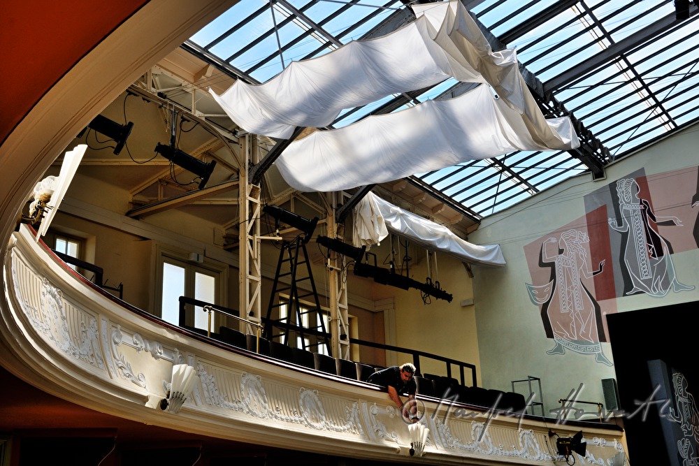 Beleuchter stellt das Licht bei der Probe ein