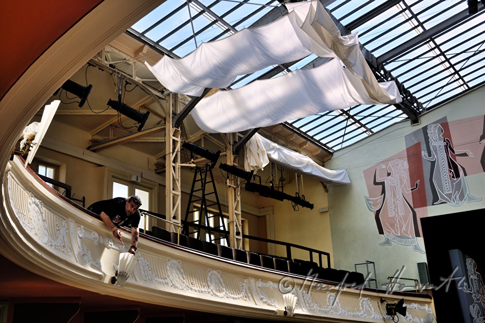 Beleuchter stellt das Licht bei der Probe ein