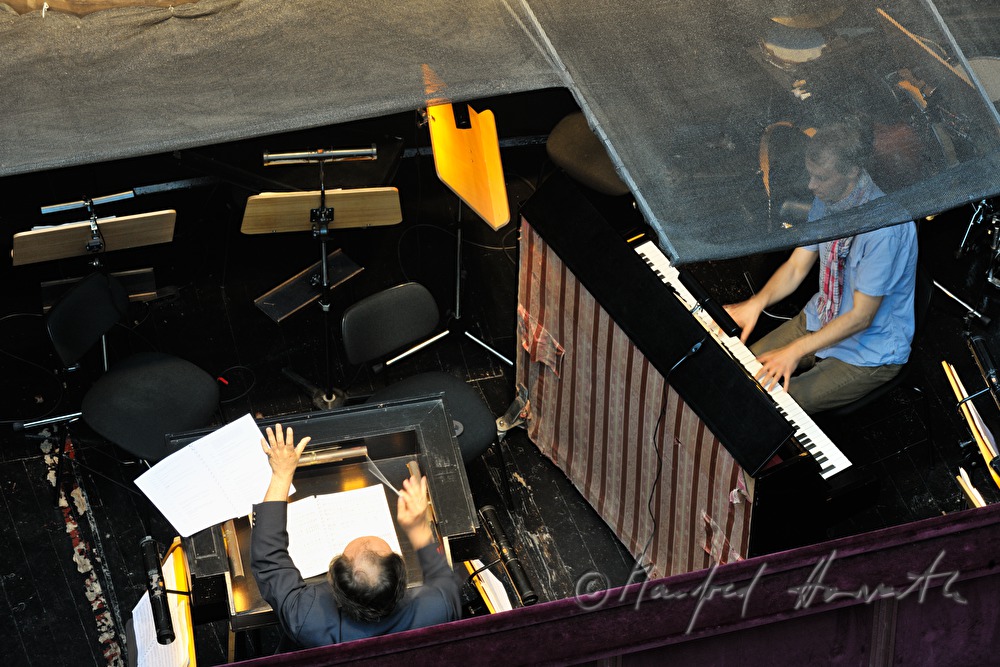 Dirigent und Pianist im Orchestergraben (