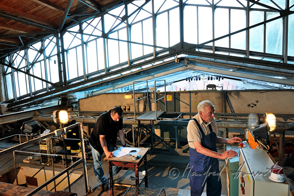 Techniker des Theaters beim Öffnen des Daches