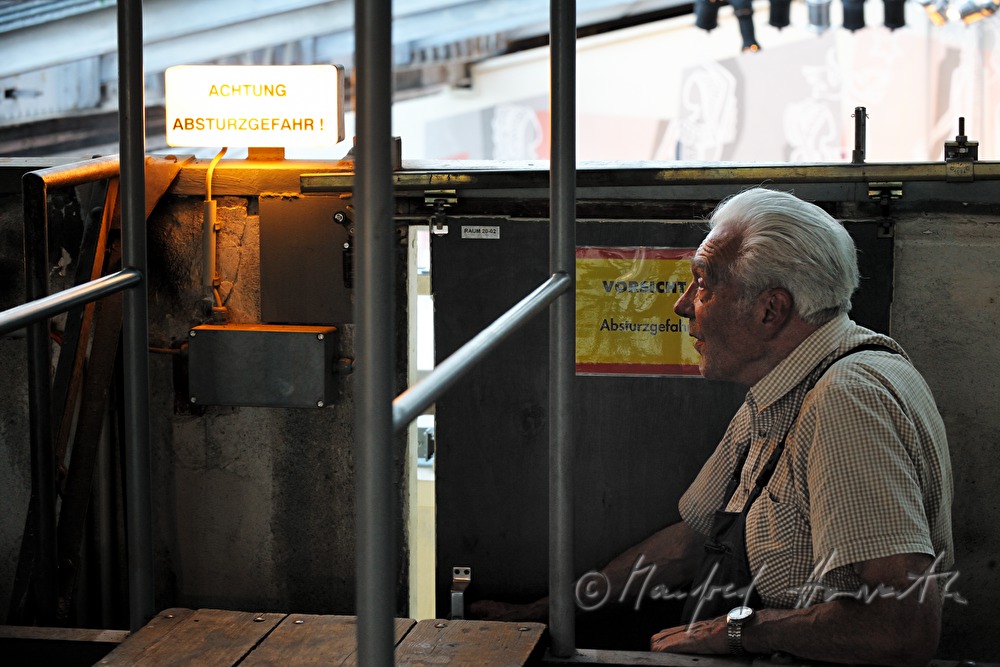 Schild beim aufmachbaren Dach des Theaters und Techniker